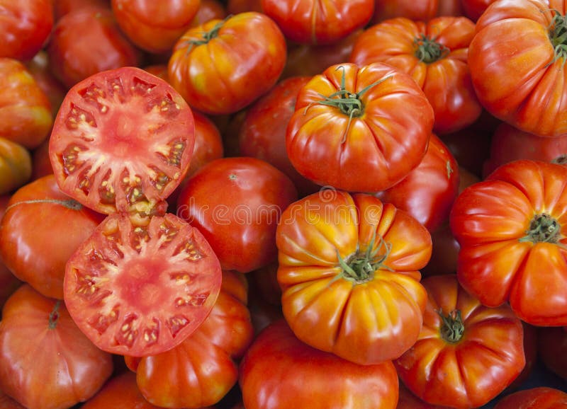 Deux moitiés de tomate mûre juteuse dans la section Tomates fraîches Tomates rouges Tomates organiques du marché de village Backg photo stock Deux moitiés de tomate mûre juteuse dans la section Tomates fraîches Tomates rouges Tomates organiques du marché de village Backg photo stock