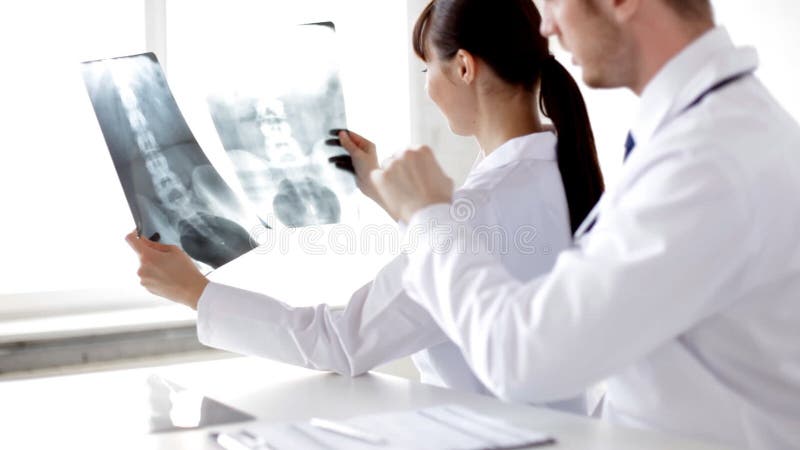Deux médecins avec des radiographies banque de vidéos