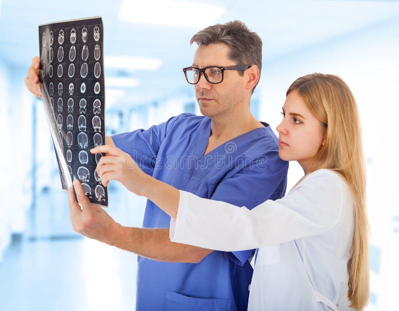 Deux médecins avec l'image de rayon X photo libre de droits Deux médecins avec l'image de rayon X photo libre de droits