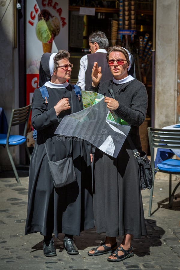Deux nonnes plus âgées tenant une carte de ville et parlant entre eux images libres de droits Deux nonnes plus âgées tenant une carte de ville et parlant entre eux images libres de droits