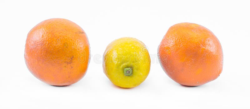 Deux oranges et un citron sur une vue de face latérale et blanche de fond - photos stock Deux oranges et un citron sur une vue de face latérale et blanche de fond - photos stock
