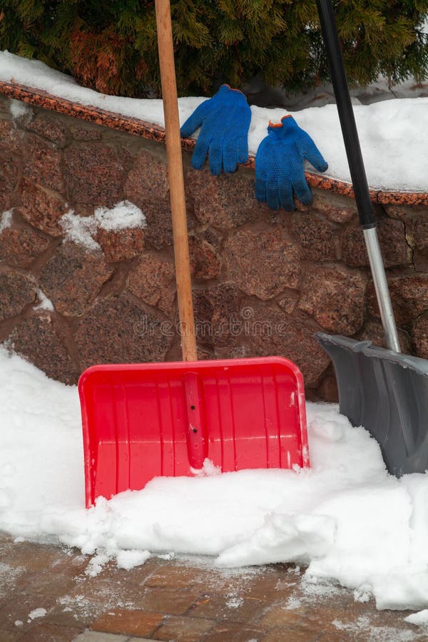 Deux Pelles à Neige En Plastique Se Tiennent Devant La Clôture Image stock  - Image du brun, froid: 268959965