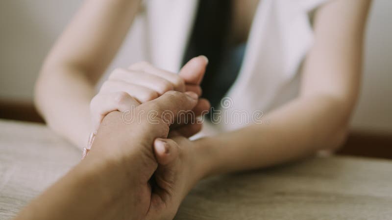 Deux personnes main dans la main pour le confort. Donner un coup de main