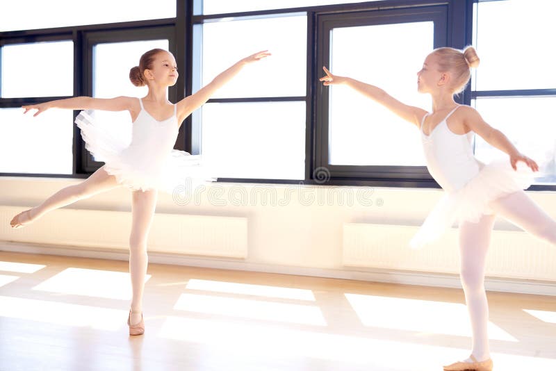 Deux petites filles gracieuses pratiquant le ballet photos libres de droits Deux petites filles gracieuses pratiquant le ballet photos libres de droits