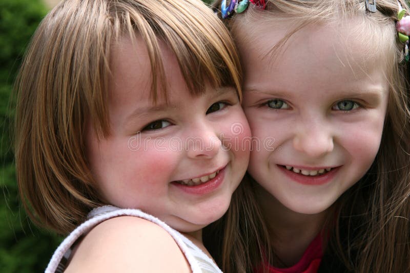 Deux petites filles heureuses.