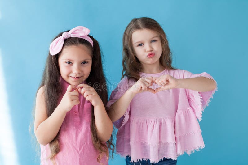Deux petites filles sont des amies de soeurs dans une robe rose images libres de droits Deux petites filles sont des amies de soeurs dans une robe rose images libres de droits