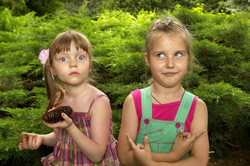 Deux petites filles étranges photos libres de droits Deux petites filles étranges photos libres de droits