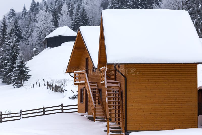 Deux petites maisons de vacances dans la saison d'hiver photographie stock libre de droits Deux petites maisons de vacances dans la saison d'hiver photographie stock libre de droits