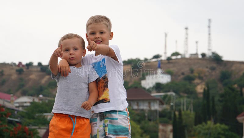 Deux petits enfants jouant ensemble dehors la position sur la côte de la mer photos libres de droits Deux petits enfants jouant ensemble dehors la position sur la côte de la mer photos libres de droits
