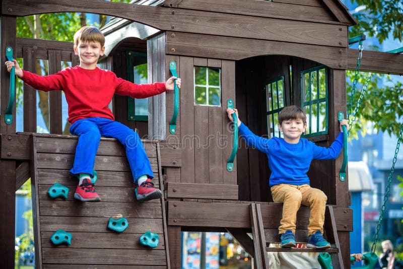Deux petits gar?ons jouant ensemble et ayant l'amusement Moment de famille de mode de vie des enfants de m?mes parents sur le ter image stock Deux petits gar?ons jouant ensemble et ayant l'amusement Moment de famille de mode de vie des enfants de m?mes parents sur le ter image stock