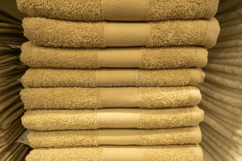 Deux piles de serviettes de bain colorées avec la jacinthe fleurissent sur le fond clair Serviettes de coton de couleurs en paste photographie stock libre de droits Deux piles de serviettes de bain colorées avec la jacinthe fleurissent sur le fond clair Serviettes de coton de couleurs en paste photographie stock libre de droits