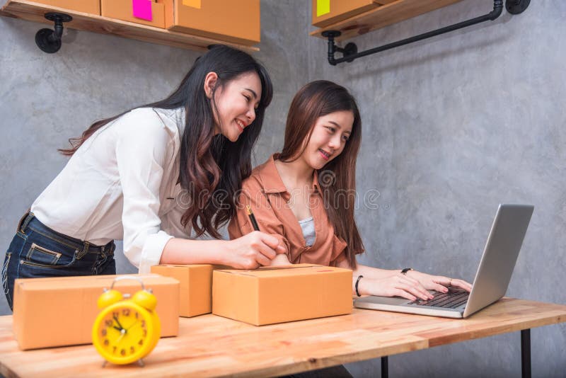Deux PME de démarrage d d'entrepreneur de petite entreprise de jeunes asiatiques
