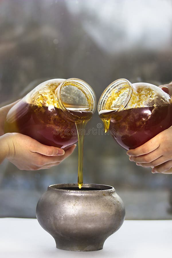 Deux pots avec du miel, le pot et quatre mains de la femme photos libres de droits Deux pots avec du miel, le pot et quatre mains de la femme photos libres de droits