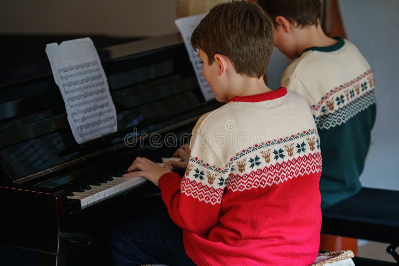 Beau Petit Garçon Jouant Du Piano Dans Le Salon. Enfant S'amusant