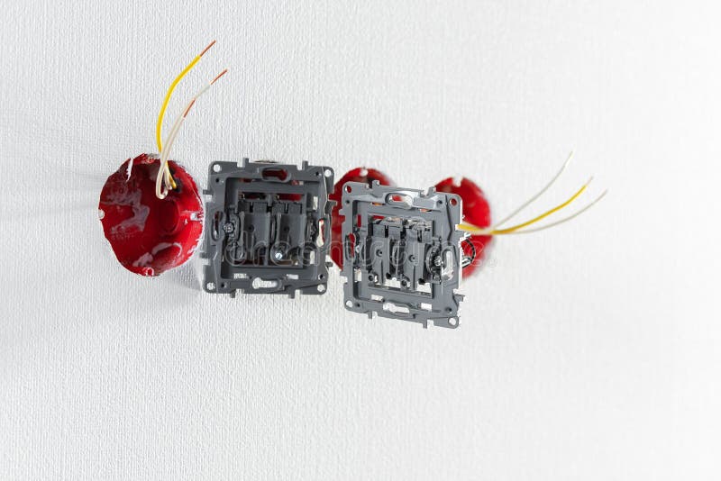 Deux prises pendant l'installation sans couverture Pendant la réparation fils ouverts Prise européenne sans couverture sur le fon photos libres de droits Deux prises pendant l'installation sans couverture Pendant la réparation fils ouverts Prise européenne sans couverture sur le fon photos libres de droits