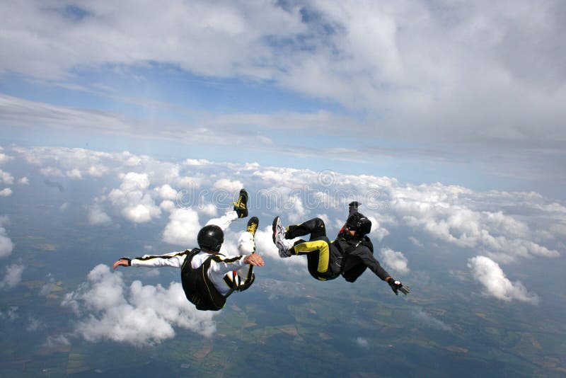 Deux skydivers dans la chute libre photographie stock Deux skydivers dans la chute libre photographie stock