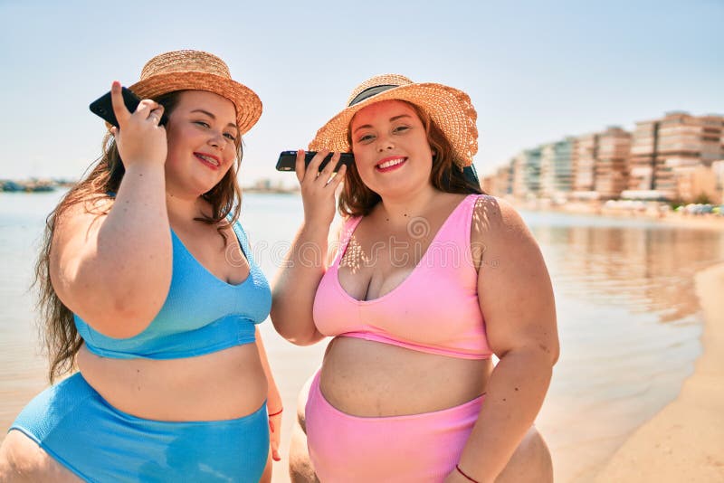 Deux Soeurs En Surpoids Taille Jumelles Femmes Parlant Au Téléphone à La  Plage Pendant Les Vacances D'été Image stock - Image du courbes, gros:  218348061