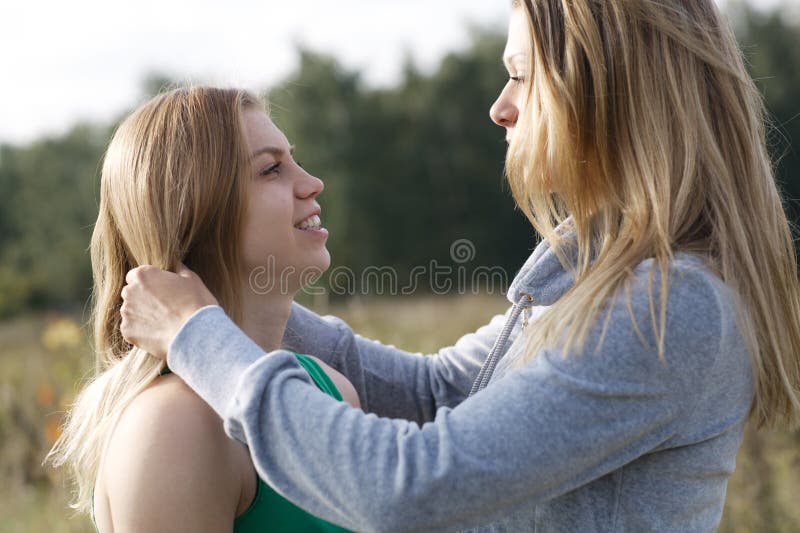 Deux soeurs ou amis féminins dans une étreinte étroite photos libres de droits Deux soeurs ou amis féminins dans une étreinte étroite photos libres de droits