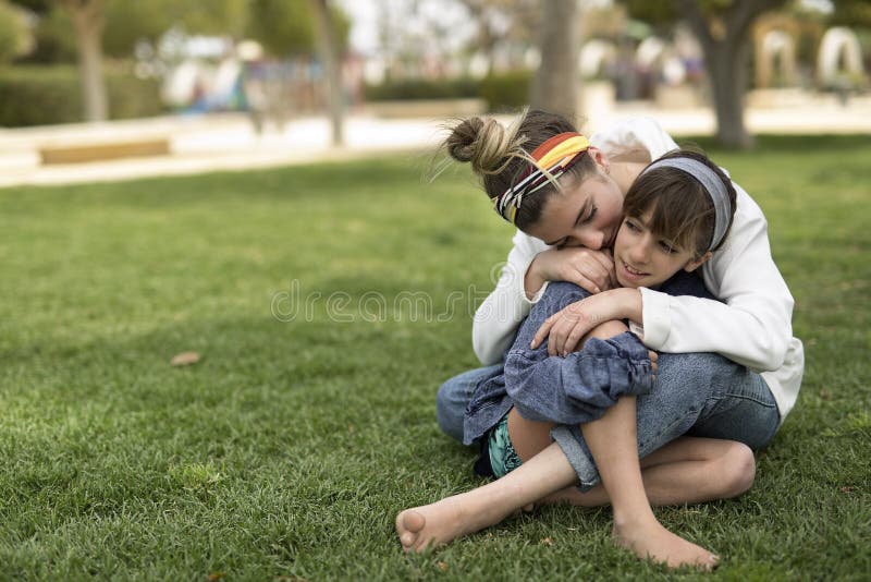 Deux soeurs qui s'asseyant s'aimant photo stock Deux soeurs qui s'asseyant s'aimant photo stock