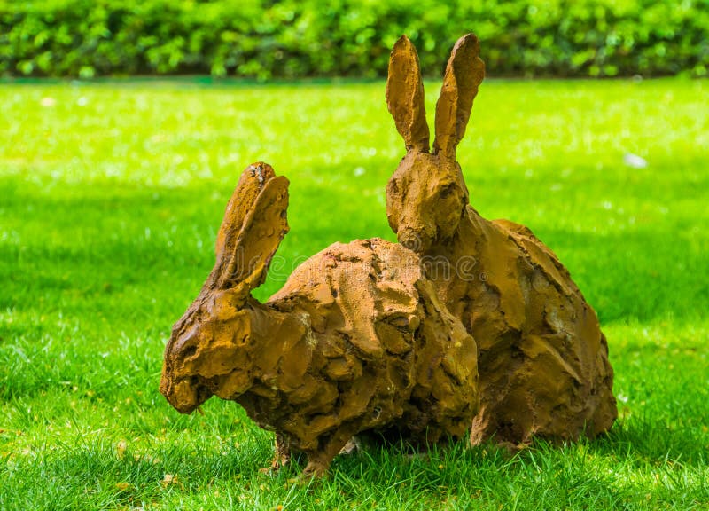 Deux Statues Brunes De Lapin De Pâques Dans Une Pelouse D'herbe