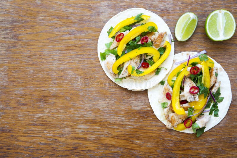 Deux tacos avec le filet grillé de poulet, légumes frais, chaux dessus photos stock Deux tacos avec le filet grillé de poulet, légumes frais, chaux dessus photos stock