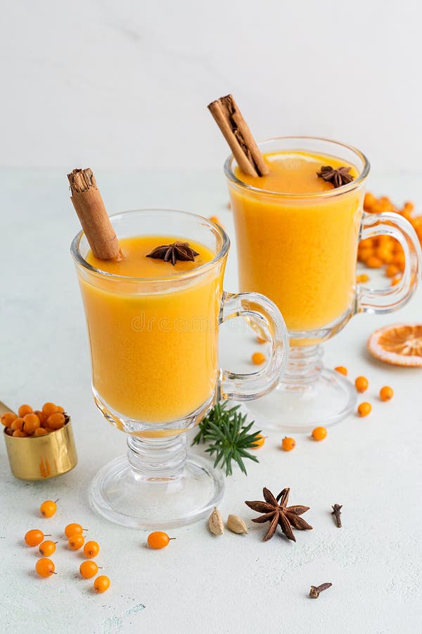 Deux tasses avec thé à l'épine dorsale sur fond blanc images stock Deux tasses avec thé à l'épine dorsale sur fond blanc images stock