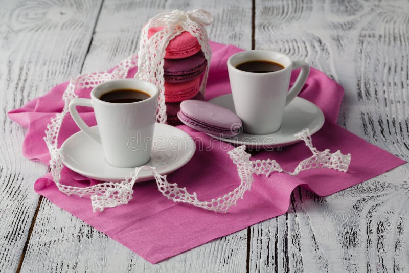 Download Deux Tasses De Café D'expresso Avec Des Macarons Sur Le Fond Rose Photo stock - Image du café, pâtisserie: 77156952