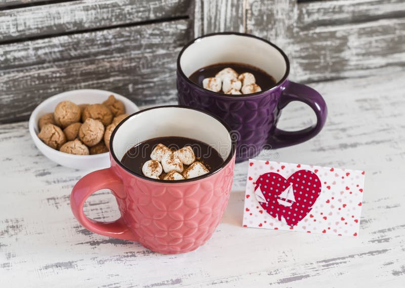 Tasse émaillée De Chocolat Chaud Ou De Café Avec Des Guimauves Et