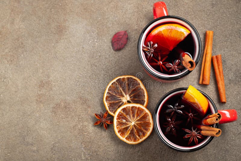 Deux tasses de vin chaud ou de gluhwein de Noël avec des épices et tranches oranges sur la vue supérieure rustique de table Boiss photo stock Deux tasses de vin chaud ou de gluhwein de Noël avec des épices et tranches oranges sur la vue supérieure rustique de table Boiss photo stock