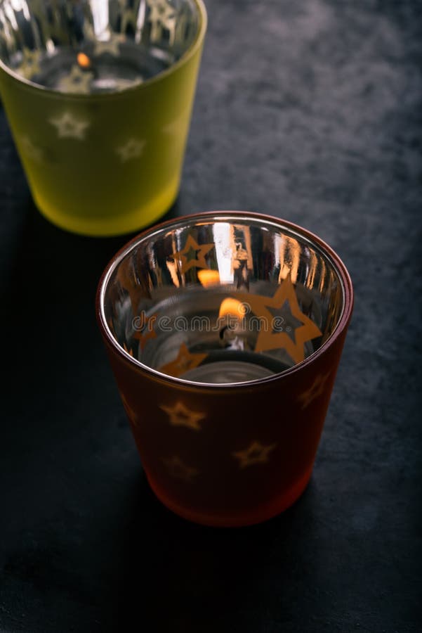 Deux tasses semi transparentes avec la bougie à l'intérieur image libre de droits Deux tasses semi transparentes avec la bougie à l'intérieur image libre de droits