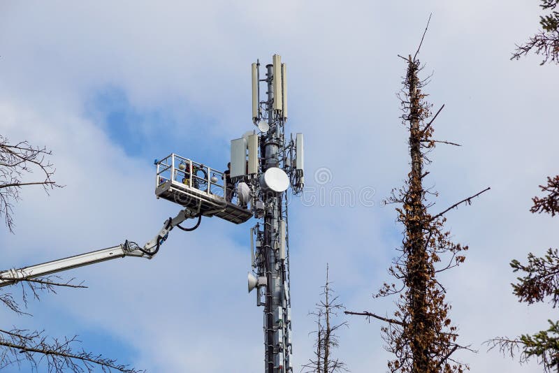 Deux techniciens travaillant à une tour de télécommunication image stock Deux techniciens travaillant à une tour de télécommunication image stock