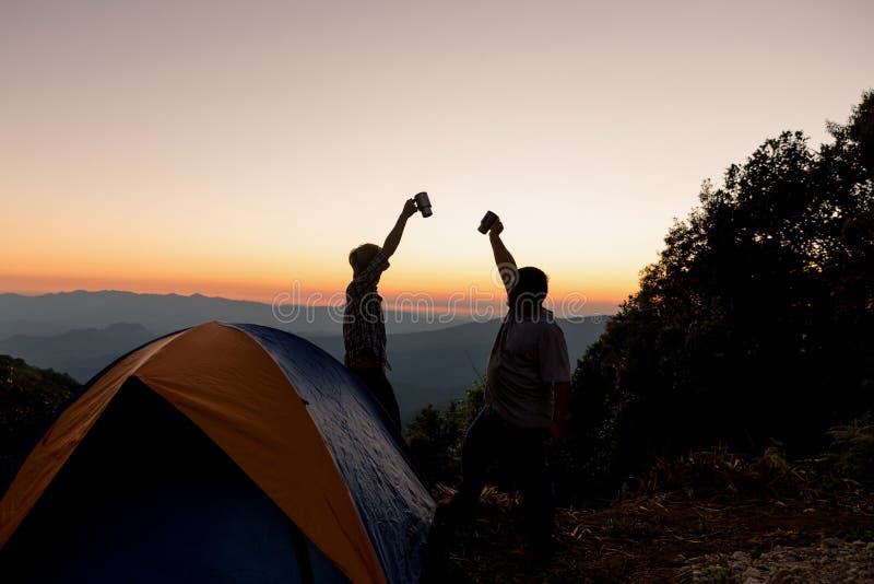 Deux touristes masculins sont heureux en haut de la montagne image libre de droits Deux touristes masculins sont heureux en haut de la montagne image libre de droits