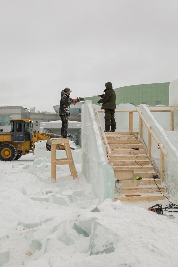 Deux travailleurs au site du camp de glace image stock Deux travailleurs au site du camp de glace image stock