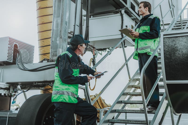 Deux travailleurs du personnel technique ayant le travail photographie stock