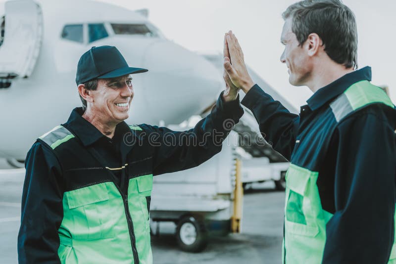 Deux travailleurs du personnel technique faisant le top-là photo stock
