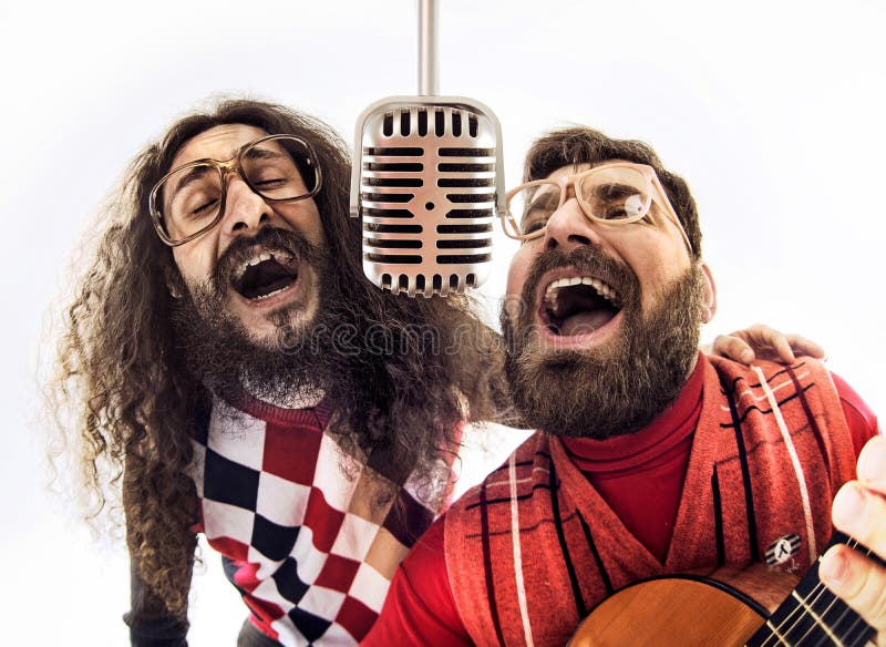 Deux Types Ringards Chantant Ensemble Photo stock Image du microphone