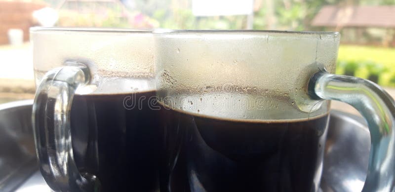 Deux verres de café très délicieux pris en discutant avec des collègues photographie stock libre de droits