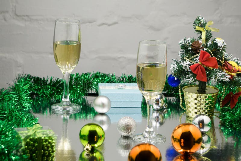Deux verres de champagne avec des boules de cadeau de Noël et de Noël image libre de droits Deux verres de champagne avec des boules de cadeau de Noël et de Noël image libre de droits