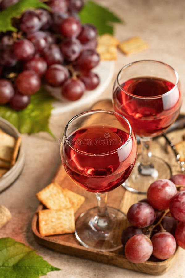 Deux Verres De Vin Rouge Un Tas De Craquelins De Raisins Rouges Et