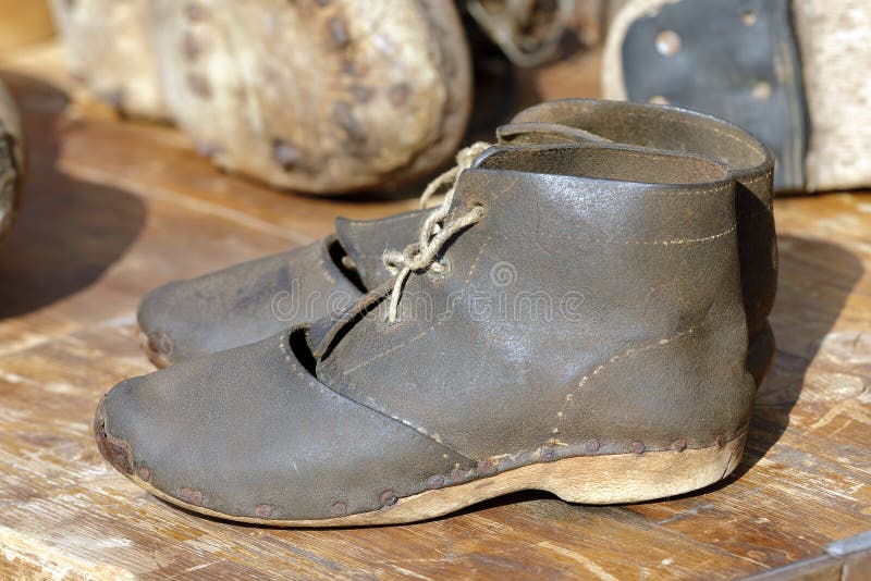 Deux vieilles chaussures en cuir photo libre de droits Deux vieilles chaussures en cuir photo libre de droits