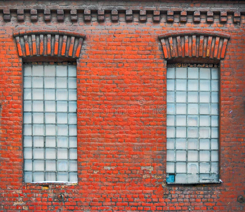 Deux vieilles fenêtres avec les blocs en verre carrés dans vieux porté en bas du bâtiment d'usine photo libre de droits Deux vieilles fenêtres avec les blocs en verre carrés dans vieux porté en bas du bâtiment d'usine photo libre de droits