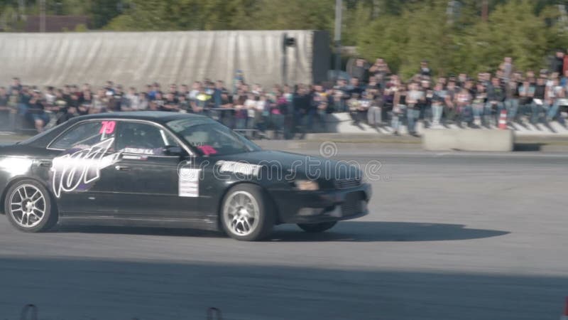 Deux voitures concurrençant dans la dérive banque de vidéos