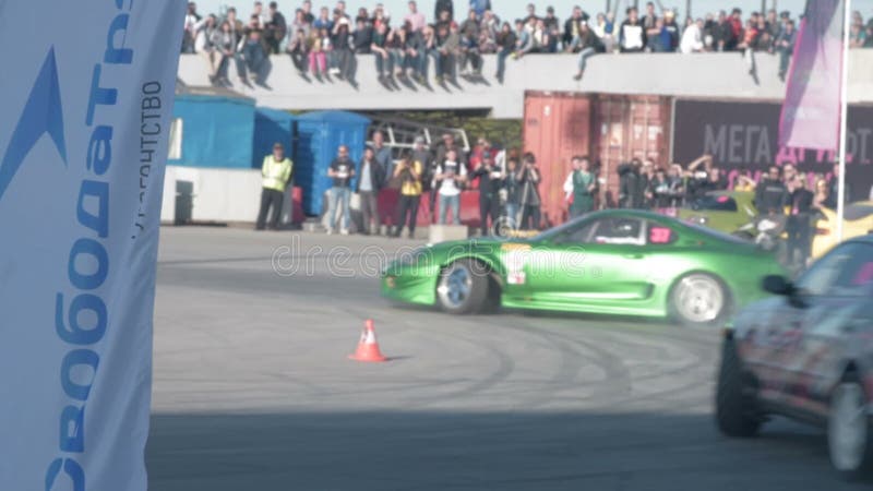 Deux voitures de sport concurrençant dans la dérive banque de vidéos