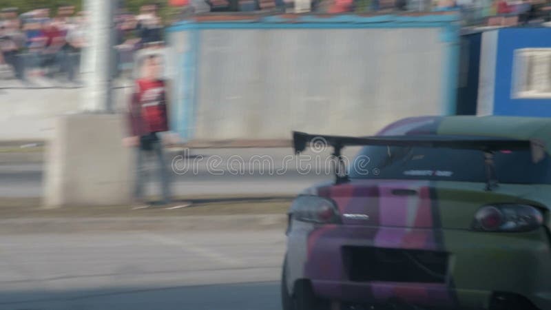 Deux voitures de sport dérivant pendant la concurrence banque de vidéos