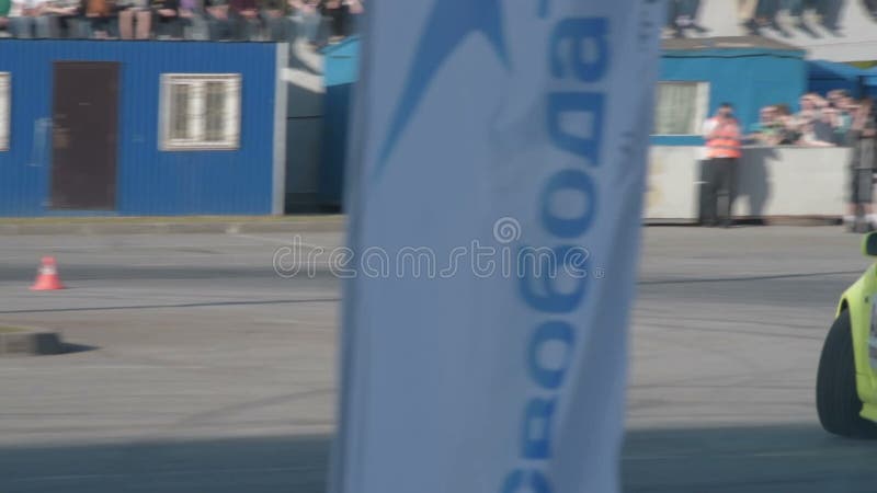 Deux voitures de sport sur la concurrence de dérive banque de vidéos