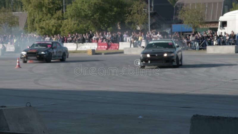 Deux voitures pendant le défi de dérive banque de vidéos