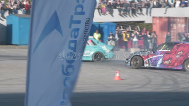 Deux voitures pendant les concours de dérive banque de vidéos