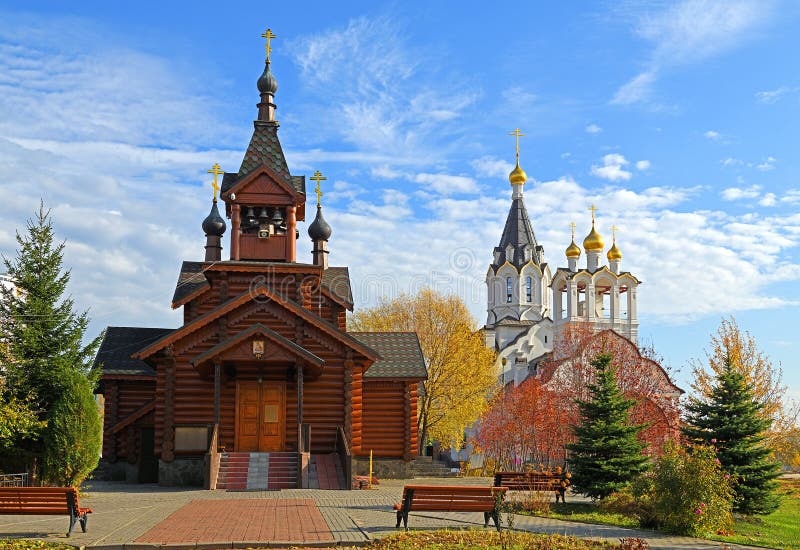 Deux églises, en bois ancien et en pierre neuve, de Saint-Apôtres Constantin et Elena en automne doré Moscou, Russie images libres de droits Deux églises, en bois ancien et en pierre neuve, de Saint-Apôtres Constantin et Elena en automne doré Moscou, Russie images libres de droits