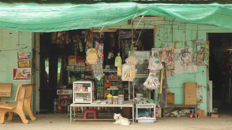 Devanture de magasin d'épicerie traditionnelle dans la campagne du Vietnam photographie stock Devanture de magasin d'épicerie traditionnelle dans la campagne du Vietnam photographie stock