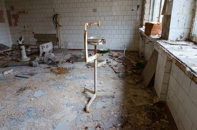 Devastación en el hospital, pueblo fantasma muerto de Pripyat en la zona de la enajenación de NPP de Chernóbil, Ucrania foto de archivo Devastación en el hospital, pueblo fantasma muerto de Pripyat en la zona de la enajenación de NPP de Chernóbil, Ucrania foto de archivo
